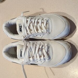 White Nike air Max 90s